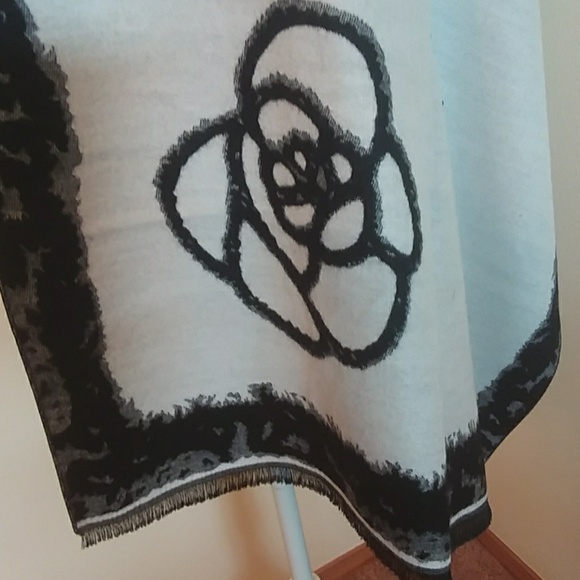 NWOT Reversible Shaw Scarf - Picture 3 of 3